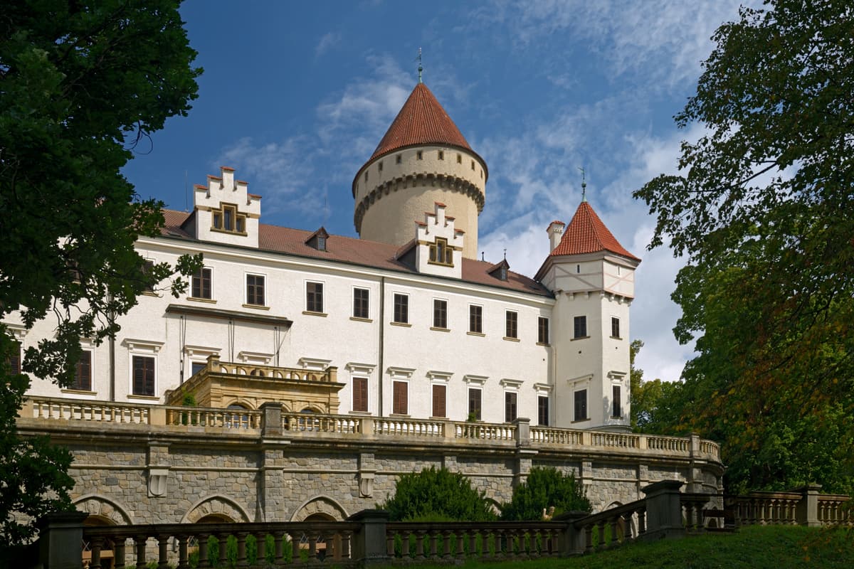 Veduta esterna del Castello di Konopiště, vicino a Benešov, con la sua torre rotonda e la facciata chiara che si ergono sopra i terreni boscosi a sud-est di Praga.